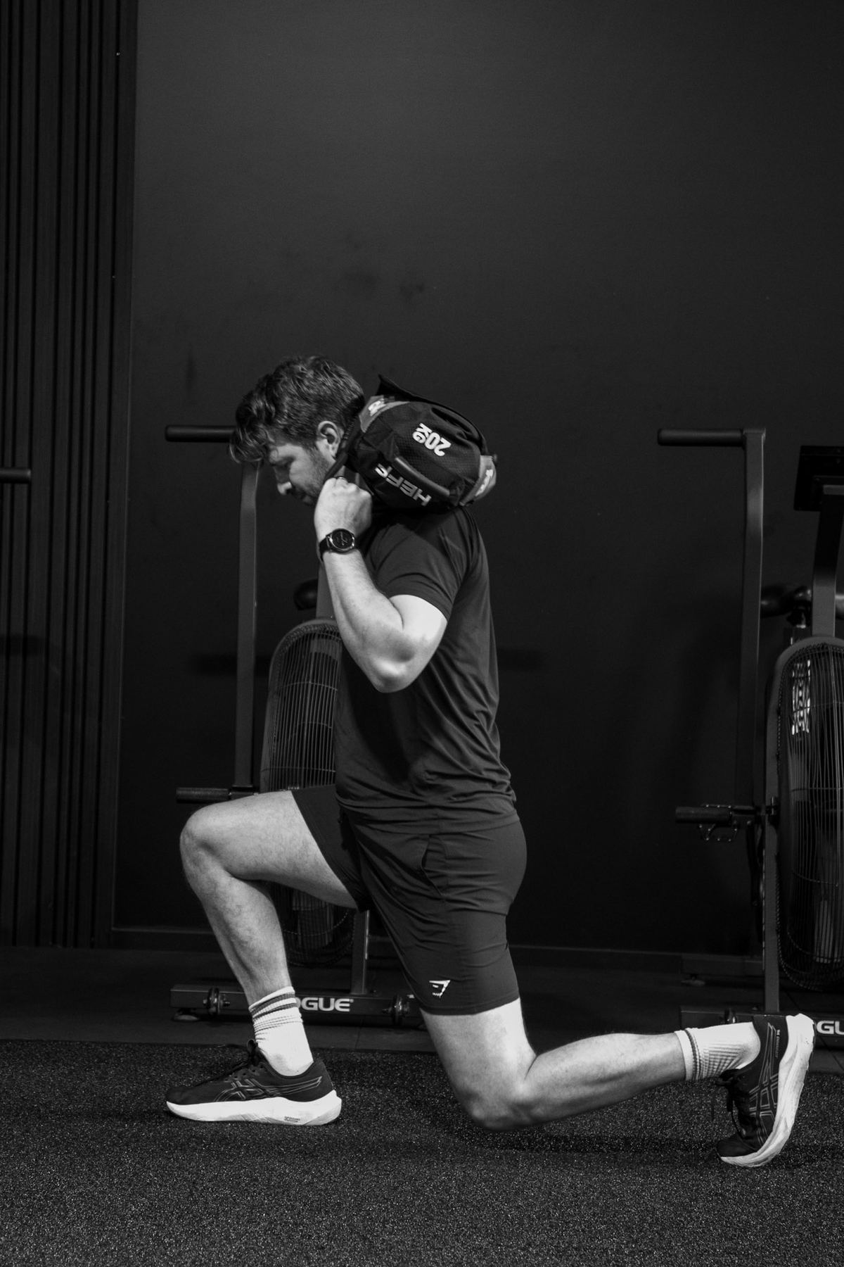 Sandbag lunges tijdens HYROX training bij Evolve